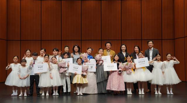 수상자 단체 사진