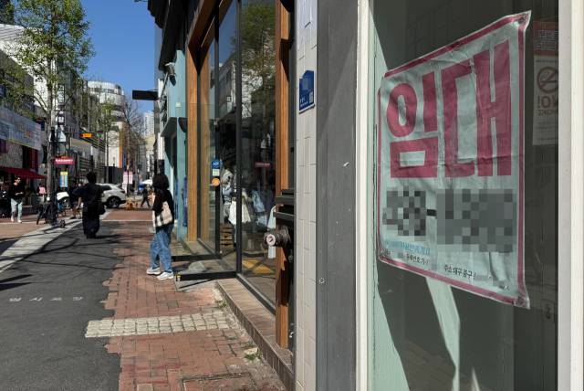 13일 대구 중구 동성로 빈 점포에 임대 안내문이 붙어 있다. 우태욱 기자 woo@imaeil.com