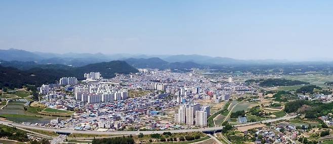 문경시가 인구 증가 중심 정책에서 벗어나 시민의 삶의 질을 핵심 가치로 하는 ‘행복 중심도시’로의 전환에 나섰다. 사진은 문경시내 전경. /문경시 제공