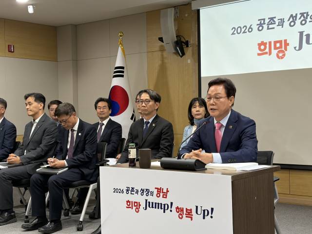 박완수 경남지사가 13일 경남도청에서 기자간담회를 하고 있다. 이재희 기자