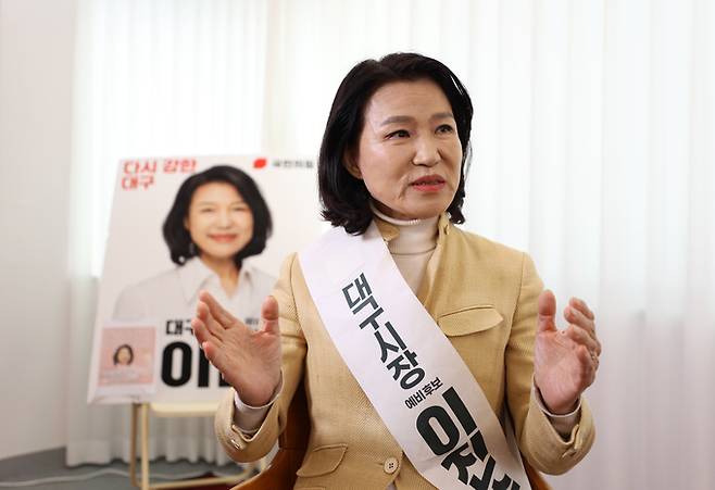 ▲ 이진숙 전 방송통신위원회 위원장이 12일 대구 중구 이진숙 후보자 사무실에서 경북일보TV '만나GO'에 출연하고 있다. 권남인 기자 kni@kyongbuk.com