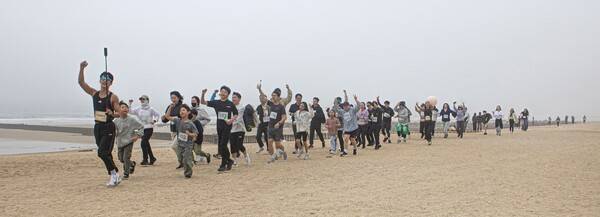 지난 11일 충남 태안군 소재 아일랜드 리솜에서 태안국제원예치유박람회의 성공 개최를 기원하며 진행된 오션러닝 행사 현장 모습. [출처=호반호텔앤리조트]