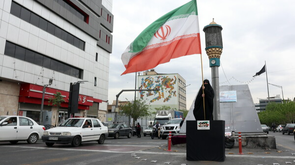 12일 테헤란 시내서&nbsp;이란&nbsp;국기 들고 있는 여성 [사진=연합뉴스]