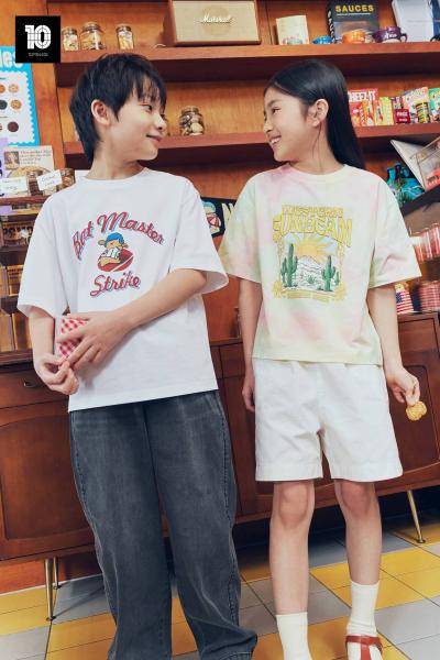 키즈 모델이 쿨에어 코튼 티셔츠를 입고 있다 사진탑텐키즈