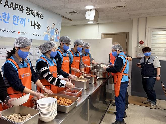 한국공항과 아시아나에어포트 직원들이 ‘서울특별시립 따스한 채움터’에서 배식 봉사활동을 하고 있다. /사진: 대한적십자 서울지사 제공