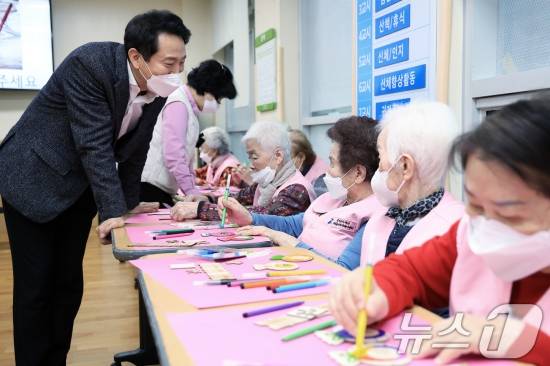 우리나라가 저출산으로 학령인구가 줄고 동시에 고령화로 인구 20% 이상이 65세 이상인 초고령사회로 진입했다. 교육 업계는 시니어 계층 대상 다양한 신사업을 진행 중이다. 사진은 지난해 오세훈 서울시장이 서울 성동구 데이케어센터를 방문한 모습./ 사진=뉴스1