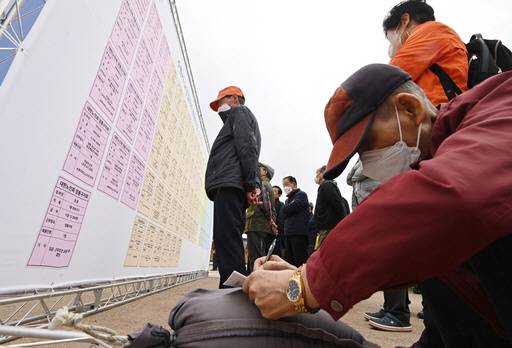 고령자 공공일자리 정보를 살피는 시민들./뉴시스