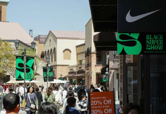 2025년 경기 용인시 기흥구에 위치한 롯데프리미엄아울렛 기흥점에서 진행한 블랙슈퍼쇼 현장 이미지.(사진제공=롯데백화점)