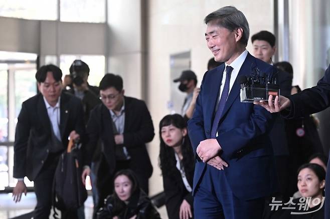 신현송 한국은행 총재 후보자가 31일 오전 서울 중구 한화금융플라자에 마련된 인사청문회 준비단 사무실로 첫 출근하며 취재진의 질문에 답변을 하고 있다. 사진=강민석 기자 kms@newsway.co.kr
