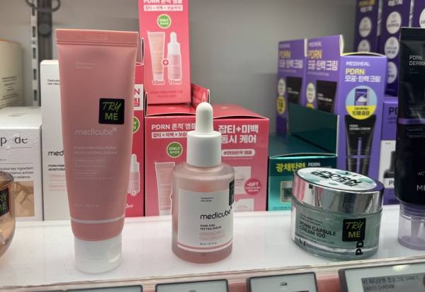 에이피알 대표 브랜드 메디큐브의 주력 제품들이 올리브영 내 진열돼 있다./사진=김견희 기자
