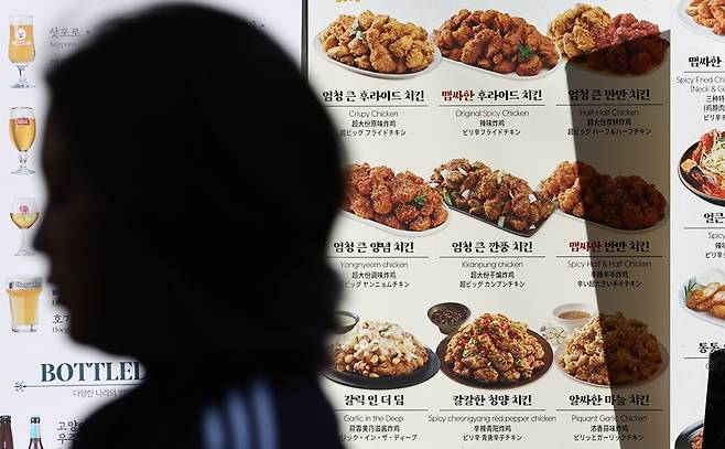 치킨 가맹사업의 정체기가 수치로 드러나고 있다. 주요 치킨 프랜차이즈 브랜드들은 이에 대한 대응책으로 해외 진출에 힘을 쏟는 모습이다. / 뉴시스