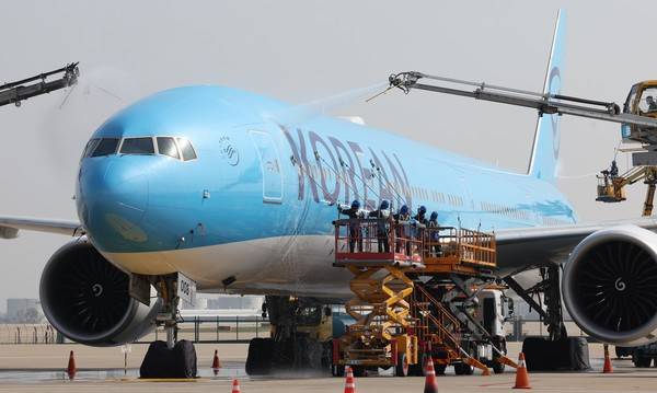 지난해 4월 24일 인천 중구 대한항공 정비 격납고 앞에서 대한항공 직원들이 B777-300ER 기종의 HL8008 항공기 동체를 세척하고 있다. 사진=연합뉴스