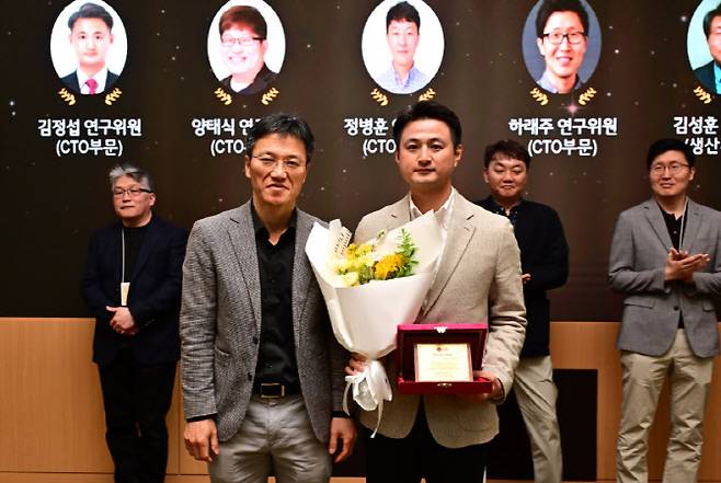LG전자가 미래준비 경쟁력 확보를 주도할 인재를 연구위원과 전문위원으로 발탁했다. 서초 R&D캠퍼스에서 열린 임명식에서 LG전자 CTO 김병훈 부사장(좌측)이 CTO부문 소자재료연구소 김정섭 연구위원(우측)과 함께 기념 촬영을 하고 있다.(사진=LG전자)