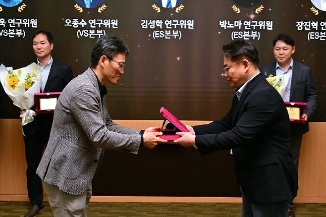 LG전자가 미래준비 경쟁력 확보를 주도할 인재를 연구위원과 전문위원으로 발탁했다. 서초 R&D캠퍼스에서 열린 임명식에서 LG전자 CTO 김병훈 부사장(좌측)이 ES사업본부 박노마 연구위원에게 임명패를 전달하고 있다.(사진=LG전자)