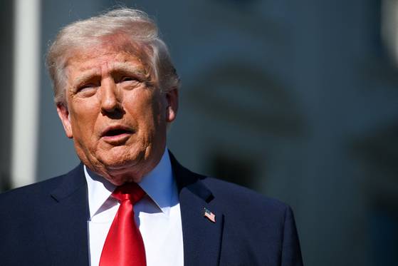 도널드 트럼프 미국 대통령이 현지시간 11일 미국 워싱턴 D.C.의 앤드루스 합동기지로 향하는 길에 취재진과 대화하고 있다. 〈사진=로이터〉