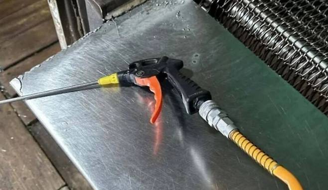 피해 노동자의 공장에서 사용중인 에어건. 출처=JTBC