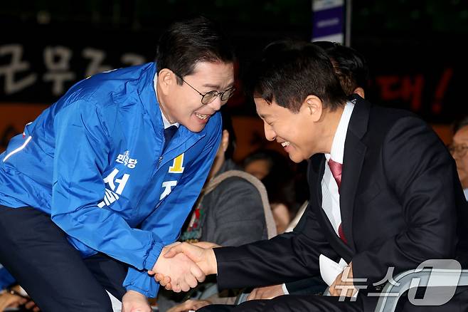 오세훈 서울시장과 6·3 지방선거 더불어민주당 서울시장 예비경선 후보로 나선 정원오 전 성동구청장이 지난달 19일 오전 서울 잠실학생체육관에서 열린 2026 서울시 환경공무관 한마음축제에 참석해 인사나누고 있다. 2026.3.19 ⓒ 뉴스1 이광호 기자