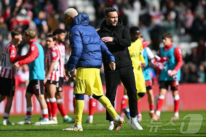 로베르토 데 제르비 토트넘 감독이 12일(현지시간) 선덜랜드 원정에서 0-1로 패한 뒤 히샬리송을 격려하고 있다. ⓒ AFP=뉴스1