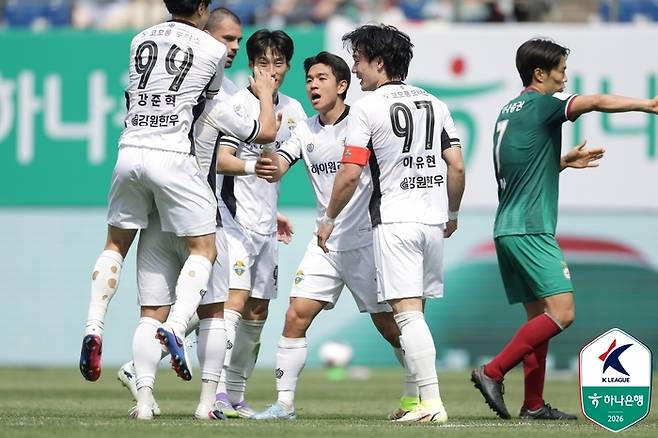 강원 김대원과 선수들이 대전전서 선제골을 넣은 뒤 기뻐하고 있다. 제공 | 한국프로축구연맹