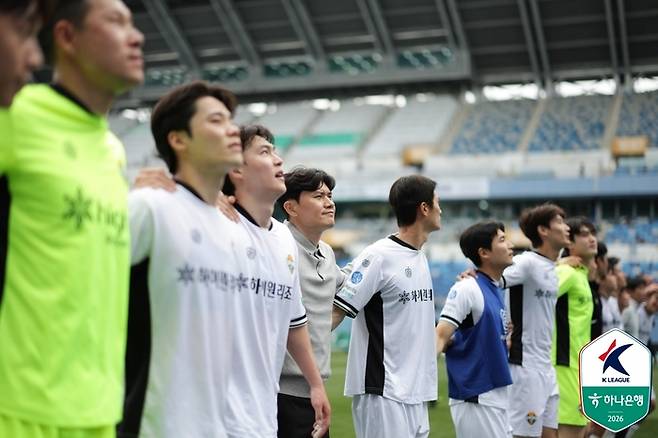 강원 정경호 감독과 선수들. 제공 | 한국프로축구연맹