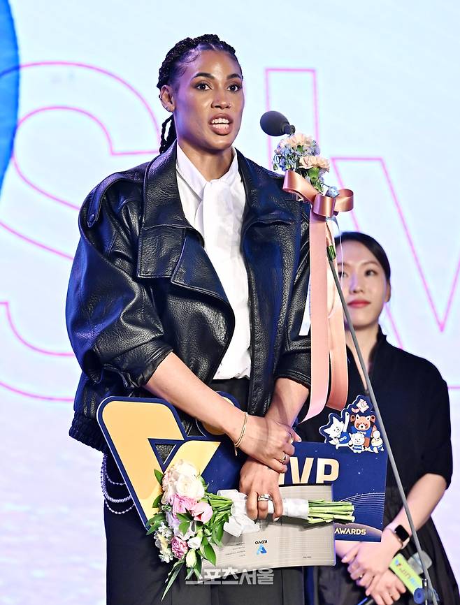 GS칼텍스 실바가 13일 서울 광진구 그랜드 워커힐 서울 비스타홀에서 진행된 진에어 2025-2026 V-리그 시상식에서 여자부 정규리그 MVP로 선정된 뒤 소감을 밝히고 있다. 2026. 4. 13.  박진업 기자 upandup@sportsseoul.com