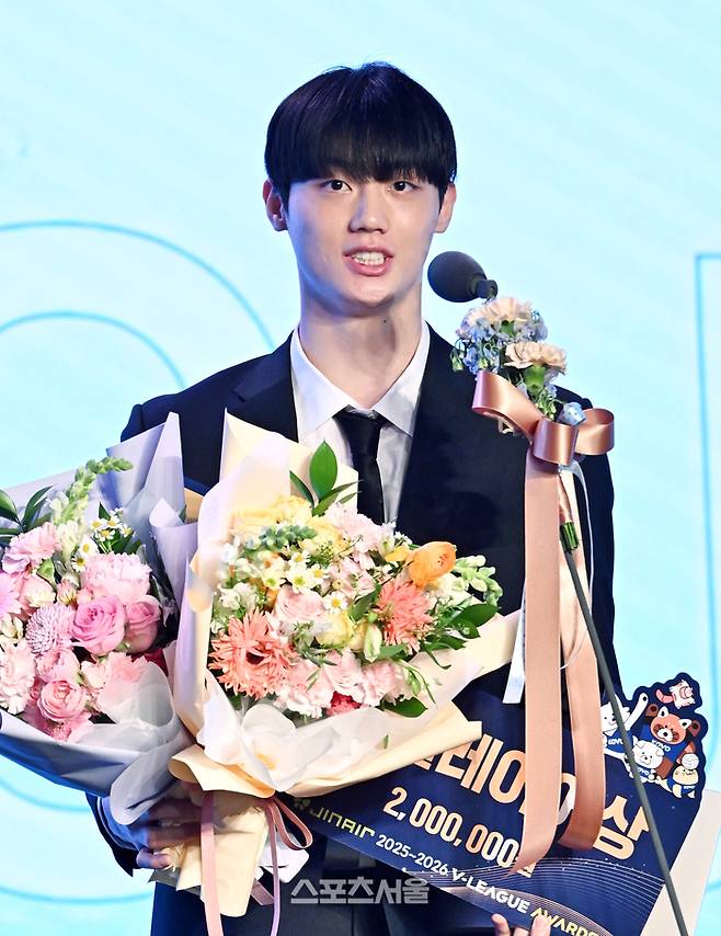 삼성화재 이우진이 13일 서울 광진구 그랜드 워커힐 서울 비스타홀에서 진행된 진에어 2025-2026 V-리그 시상식에서 남자부 영플레이어상을 수상한 뒤 소감을 밝히고 있다. 2026. 4. 13.  박진업 기자 upandup@sportsseoul.com