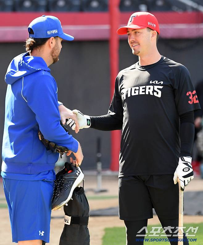 훈련 중이던 데일은 오러클린이 부르자 다가갔다.