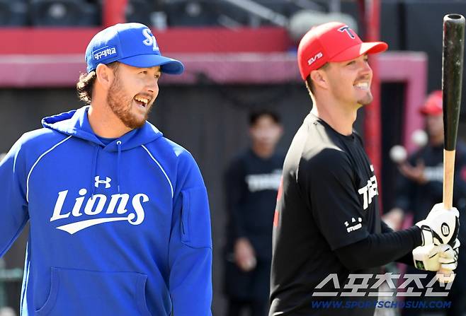 미소 지으며 마무리.