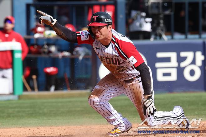 LG 트윈스 오지환이 12일 SSG 랜더스전서 득점후 세리머니를 하고 있다. 사진제공=LG 트윈스