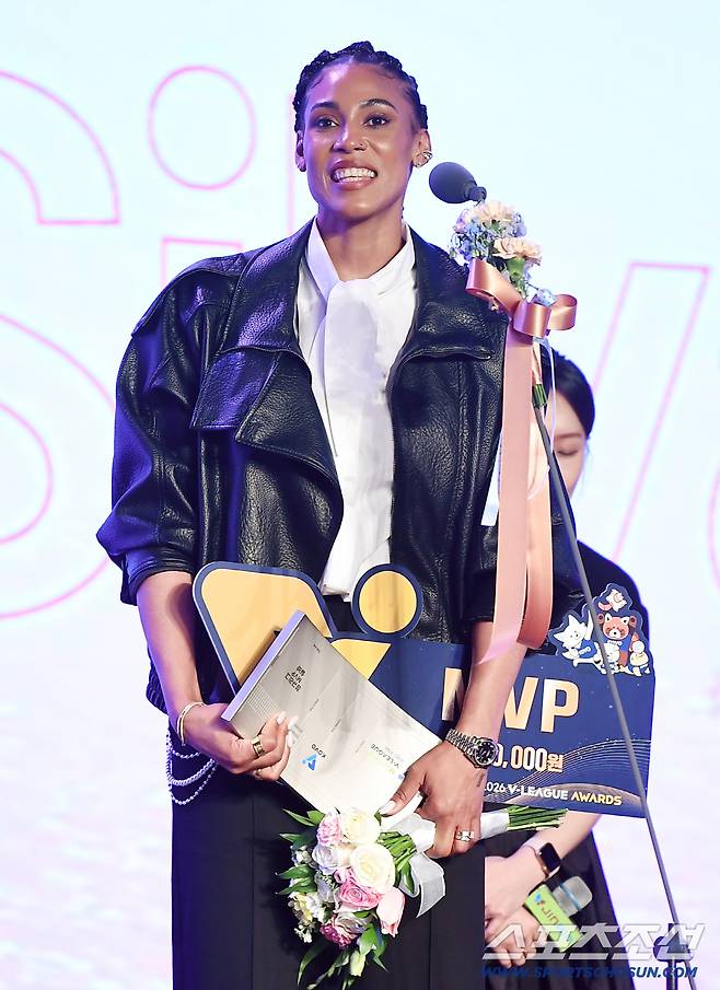 진에어 2025-2026 V리그 시상식이 13일 오후 서울 광진구 비스타워커힐서울에서 열렸다. 정규리그 MVP를 수상한 실바가 수상 소감을 말하고 있다. 정재근 기자 cjg@sportschosun.com/2026.4.13/