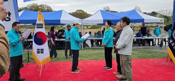진수학 회장이 임원 위촉식을 진행하고 있다.