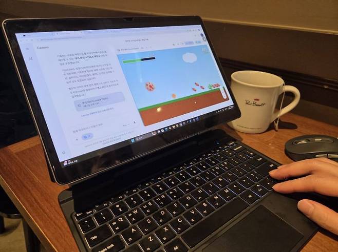 개발 관련 비전공자인 김모씨(39·남)가 지난달 3일 서울 강남구의 한 카페에서 바이브 코딩으로 만든 간단한 게임을 보여주고 있다. 공병선 기자