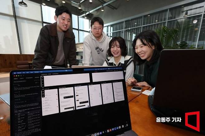 김혜린 오파크 대표(오른쪽 두번째)가 AI에게 업무 지시 후 팀원들과  회의를 하고 있다. 김 대표는 AI가 개발자 4명 정도의 업무 역량을 보여줘 타 프로젝트와 동시에 업무를 진행할수 있게 되었다고 말했다. 윤동주 기자