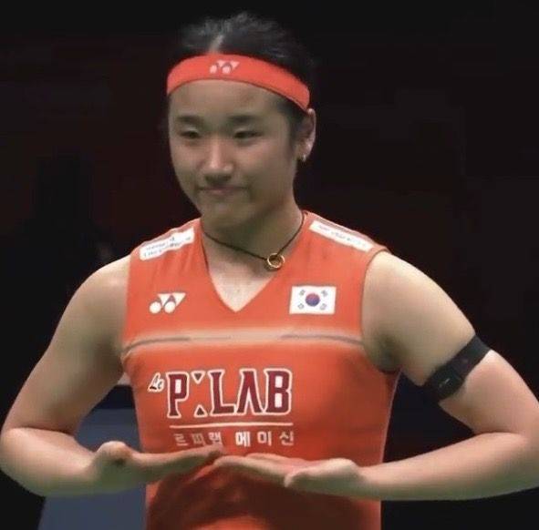 안세영 선수가 12일 아시아선수권 우승 직후 카메라를 향해 유니폼에 새겨진 공식 후원사 '르피랩 메이신' 로고를 가리키는 세레머니를 하고 있다.