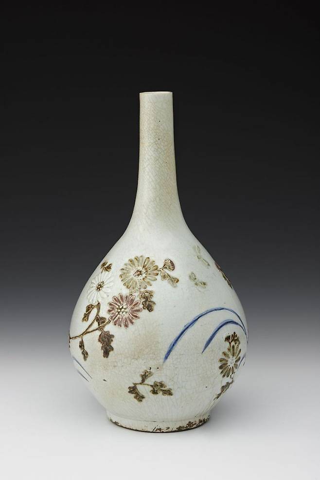 백자청화철채동채초충난국문병. 간송미술문화재단