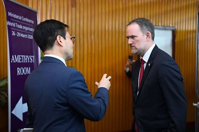 여한구 산업통상부 통상교섭본부장이 지난달 27일(현지시간) 카메룬 야운데에서 열린 제14차 각료회의(MC-14)에서 제이미슨 그리어 미국 무역대표부(USTR) 대표와 면담을 하고 있다. 연합뉴스.