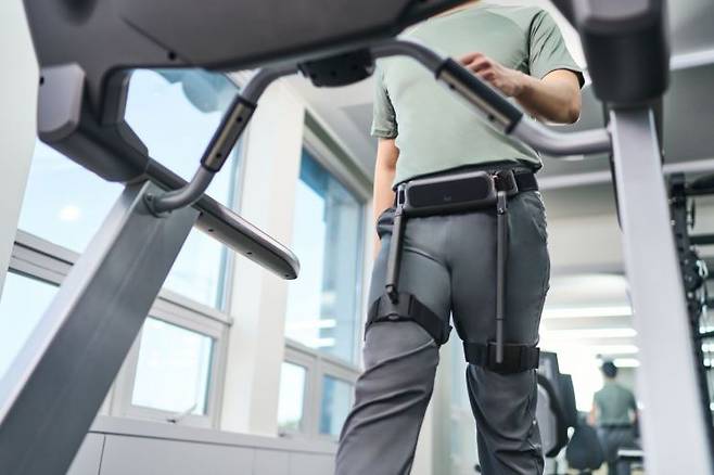 위로보틱스 보행보조 웨어러블 로봇 윔S의 실제 착용 이미지. 위로보틱스