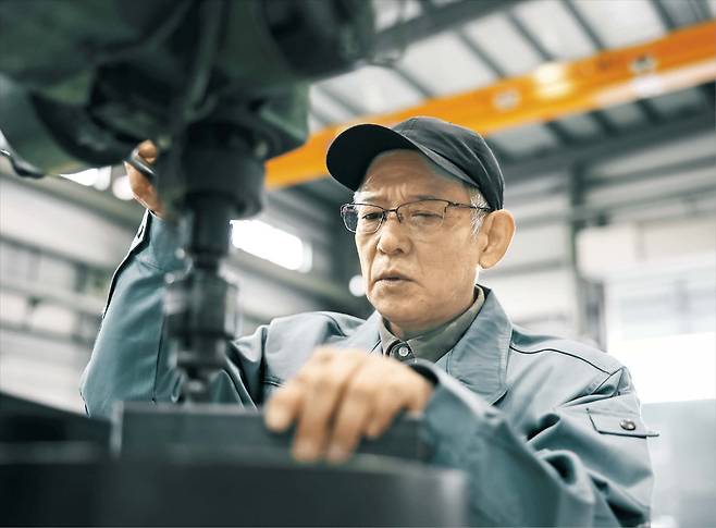 日 자동차 부품 공장의 고령 엔지니어 일본의 한 고령 엔지니어가 자동차 부품 공장에서 작업하고 있다. 닛산자동차 등 일본 대부분 기업의 직원들은 60세가 넘으면 ‘퇴직 후 재고용’되고, 임금과 직무 등 근로 조건이 바뀐다. /게티이미지코리아