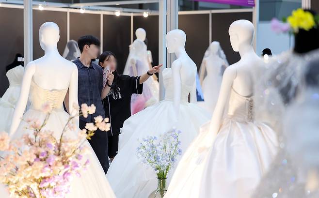 서구 선진국에서 결혼은 철저히 당사자들의 문제로, 부모의 입김이나 계산이 한국처럼 크게 미치지 않는다. 지난해 서울 코엑스에서 열린 웨딩 박람회.(사진은 기사 특정 내용과 관련 없음)/뉴스1