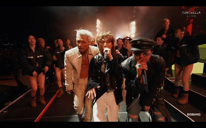 12일(현지 시각) 오후 미국 ‘코첼라 밸리 뮤직 앤드 아츠 페스티벌’에 출연해 데뷔 20주년 무대를 선보인 그룹 빅뱅. 이들은 “멤버들과 함께 서로의 인생 절반 이상을 (빅뱅으로서) 지낸 것이 정말 뜻깊다”고 했다./유튜브 캡처