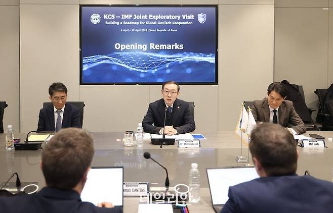 이명구 관세청장(가운데)이 IMF 대표단과의 AI 협력 회의에서 인사말을 하고 있다.ⓒ관세청