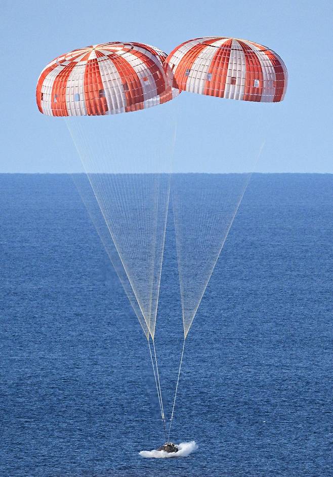 오리온은 전날 오후 8시 7분(미 동부시간 기준) 캘리포니아 해안 태평양에 낙하산을 펼쳐 착수했다. NASA 제공