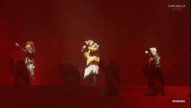 12일(현지 시간) 미국 캘리포니아주 인디오에서 열린 ‘코첼라 밸리 뮤직 앤드 아츠 페스티벌’(코첼라) 무대. 왼쪽부터 대성, 지드래곤, 태양. 코첼라 유튜브 캡처