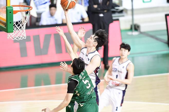 돌파 후 골 밑에서 슛을 시도하고 있는 송교창(가운데). KBL 제공