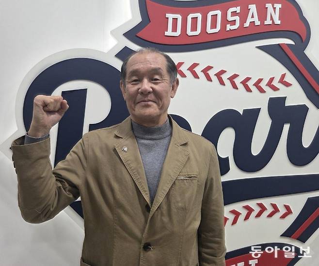 ‘불사조’ 박철순이 선수 시절 몸담았던 두산 베어스 로고 앞에서 주먹을 쥐어 보이고 있다. 
이헌재 기자 uni@donga.com
