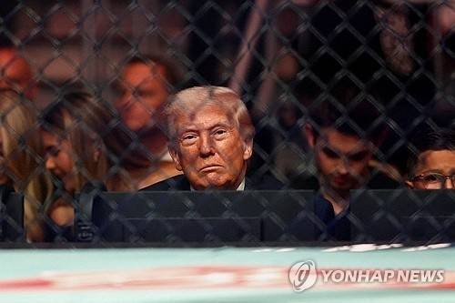 도널드 트럼프 미국 대통령이 11일(현지시간) 마이애미에서 열린 UFC 경기를 관람하고 있다. 로이터 연합뉴스