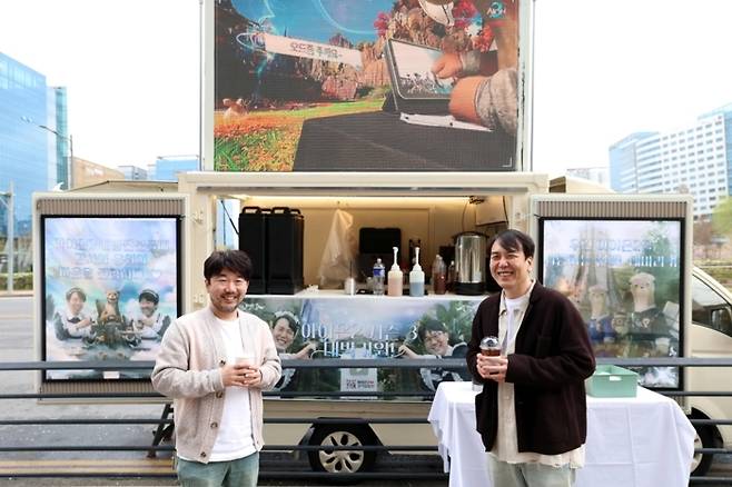 ‘아이온’2는 엔씨 창사 이래 최초로 이용자들로부터 커피 트럭을 선물 받았다. 만면에 웃음을 띄운 개발자의 모습이 인상적이다.