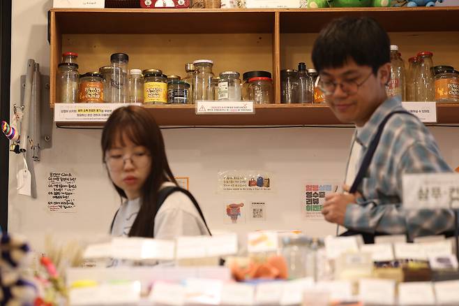 12일 오후 서울 마포구 알맹상점에 공병들이 진열돼 있다. 용기를 가져오지 않은 소비자는 가게에 마련된 공병을 이용할 수 있다. 김영원 기자 forever@hani.co.kr