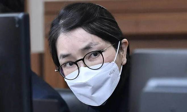 도이치모터스 주가조작과 명태균 공천개입, 통일교 청탁·뇌물 수수 의혹 혐의 등으로 구속기소된 김건희 여사가 지난해 12월3일 서울 서초구 서울중앙지법에서 열린 결심공판에서 방청석을 응시하고 있다. 사진공동취재단