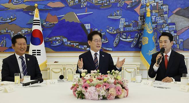 이재명 대통령이 2026년 4월7일 청와대에서 열린 여야정 민생경제협의체 회담에서 여야 지도부와 이야기를 나누고 있다. 청와대사진기자단